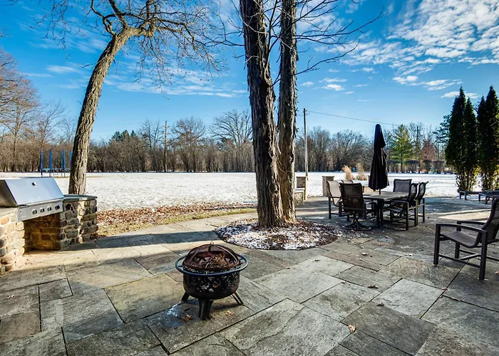 1 Mi To Metra: Estate W/ Theater, Game & Holiday home