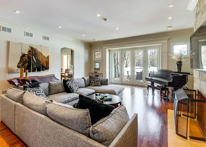 1 Mi To Metra: Estate W/ Theater, Game & Holiday home *