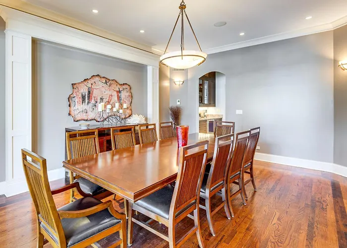 1 Mi To Metra: Estate W/ Theater, Game & Holiday home Northbrook