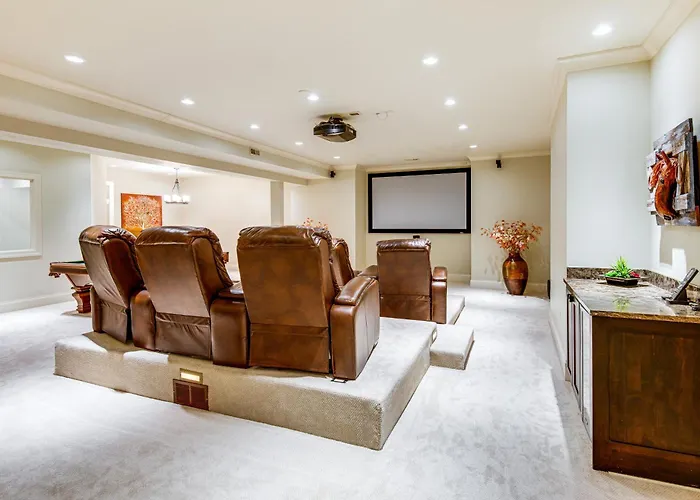 Holiday home 1 Mi To Metra: Estate W/ Theater, Game & *