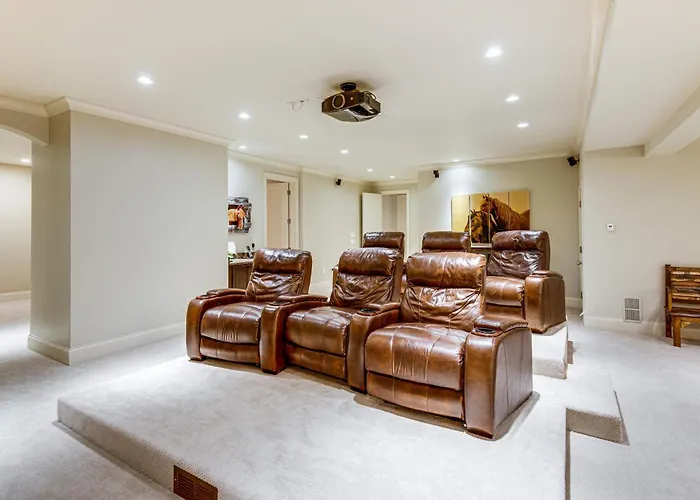 1 Mi To Metra: Estate W/ Theater, Game & Holiday home Northbrook
