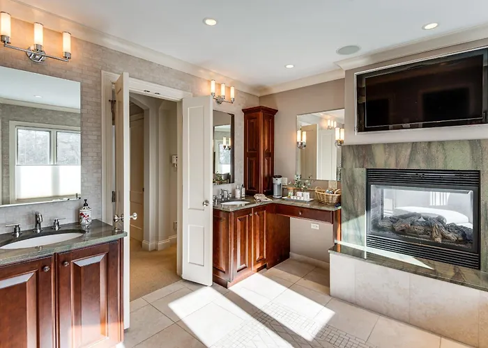 1 Mi To Metra: Estate W/ Theater, Game & Holiday home *