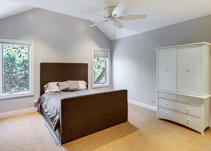Holiday home 1 Mi To Metra: Estate W/ Theater, Game &