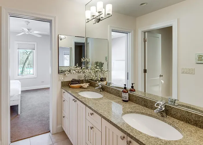 1 Mi To Metra: Estate W/ Theater, Game & Holiday home Northbrook