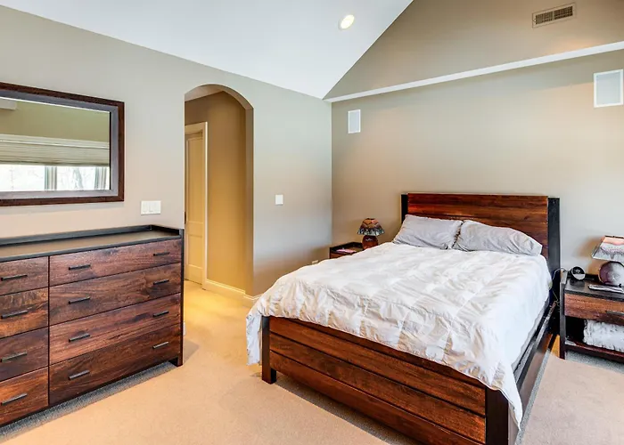 1 Mi To Metra: Estate W/ Theater, Game & Holiday home Northbrook