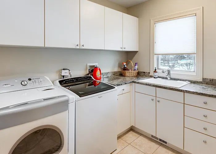 Holiday home 1 Mi To Metra: Estate W/ Theater, Game & Northbrook