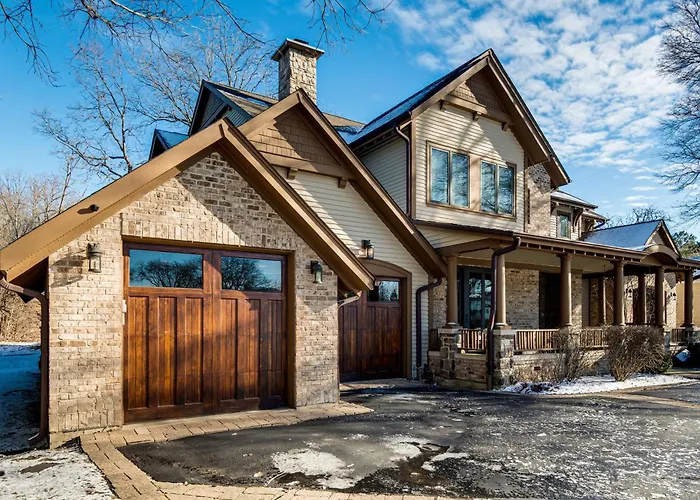 1 Mi To Metra: Estate W/ Theater, Game & Holiday home